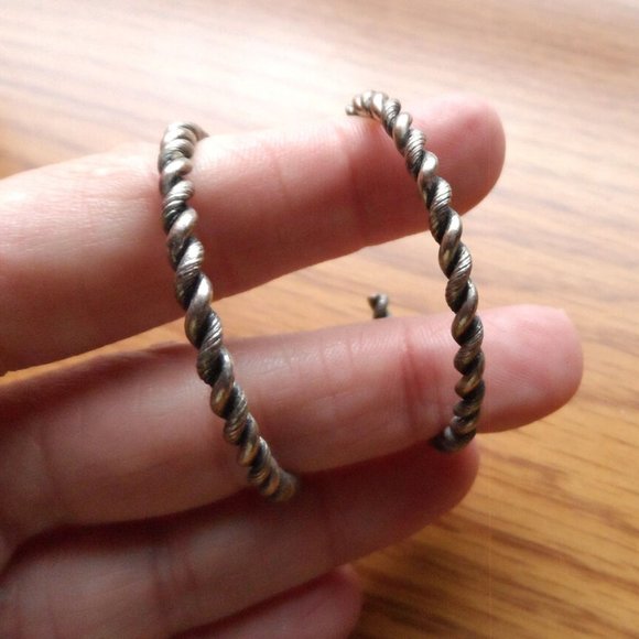 Silver tone TWISTED Ridged Etched Hoop Earrings 1.5" Stud post Retro 80's style - Picture 3 of 6